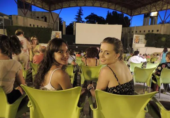 María Jiménez y María Zabala son dos amigas que se estrenan en el cine de verano, buscando algo diferente. 