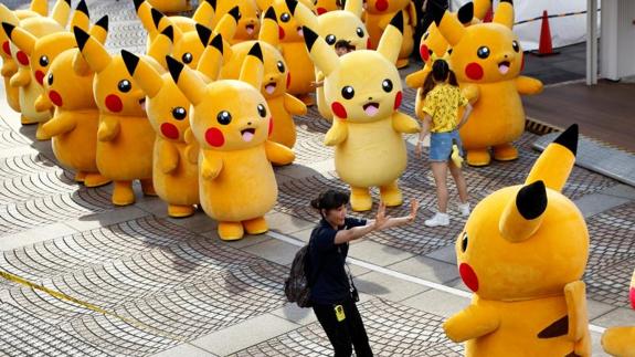 Aluvión de Pikachus gigantes desfilando por las calles de Japón