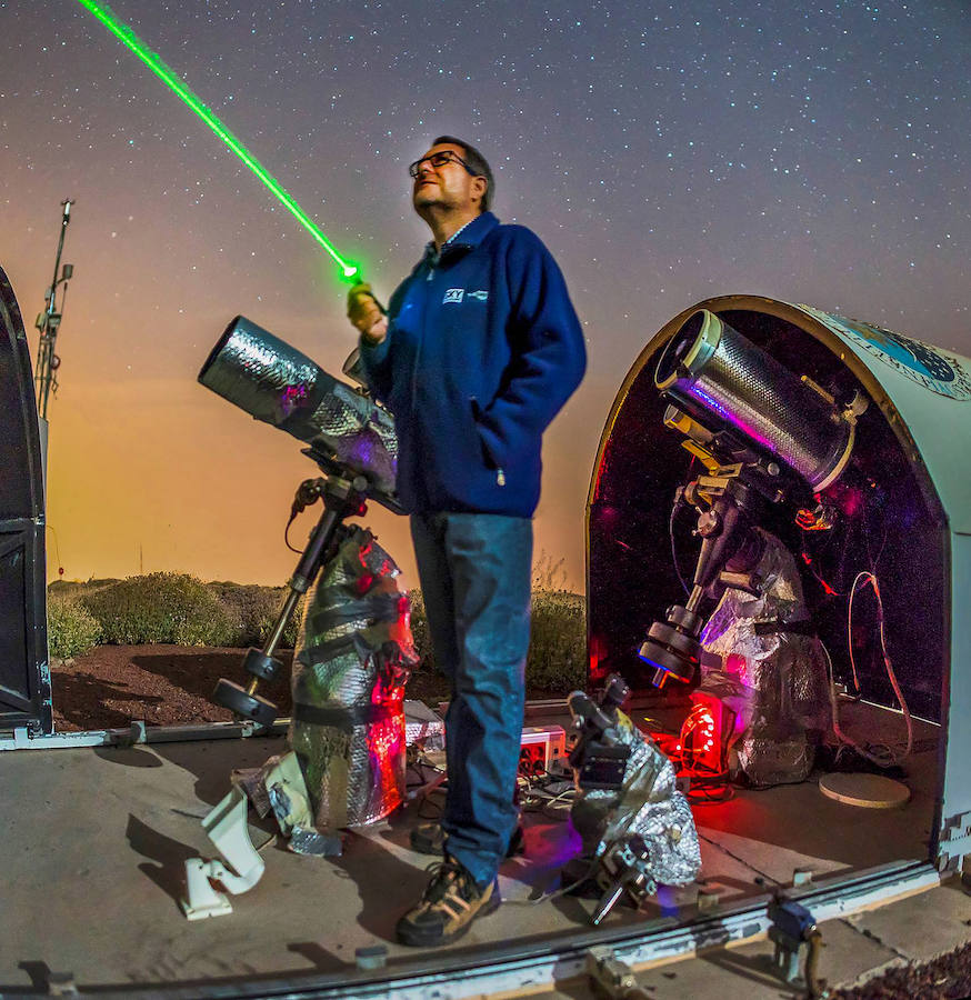 Miquel Serra-Ricart, responsable del Observatorio del Teide, mira las estrellas durante la madrugada de ayer desde su privilegiado centro de trabajo. 