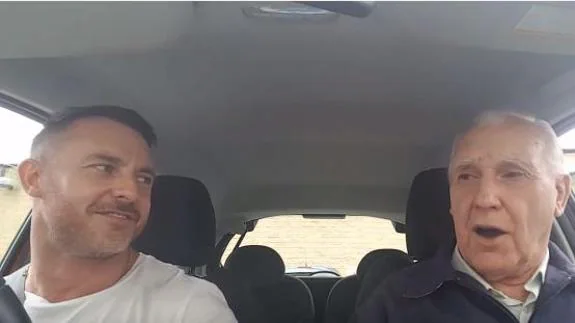 Un anciano con Alzheimer recupera su vitalidad cantando con su hijo en el coche