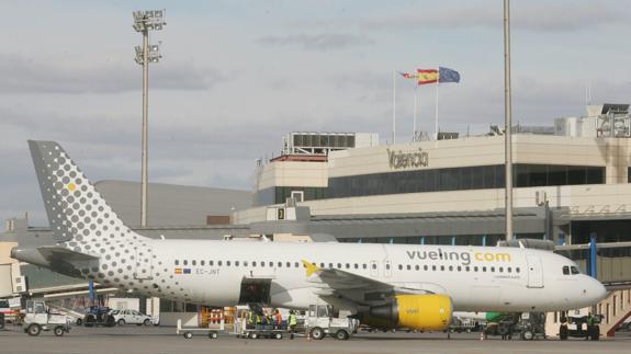 Un Airbus de Vueling en la terminal de Manises. 