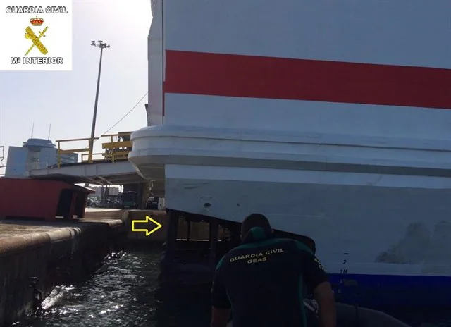 Descubiertos en Melilla dos polizones en el hueco de las turbinas de los motores del barco de Almería