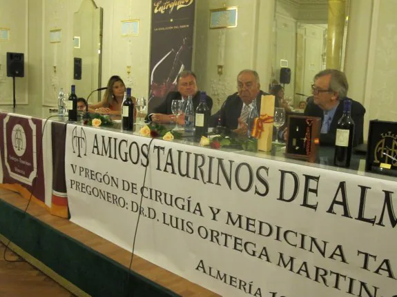 Amigos Taurinos de Almería fue fiel a su cita, con la lectura del Pregón de Cirugía y Medicina Taurina. 