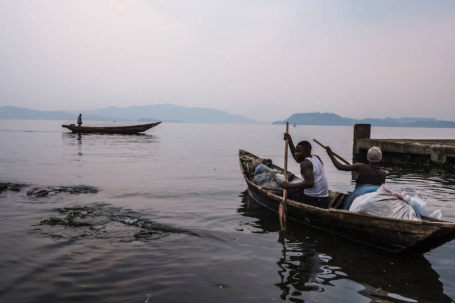 Unos pescadores locales surcan las aguas del Kivu. 