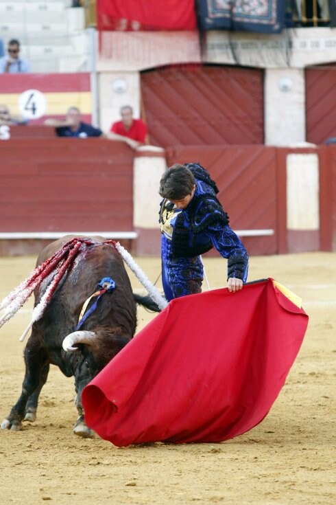 Sebastián Castella se exhibe en el toreo al natural ante el primero de la tarde, al que le cortó las dos orejas. 