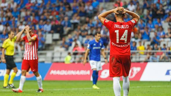 Ángel Trujillo se lamenta tras una ocasión fallada por la UDA en el Carlos Tartiere de Oviedo.  