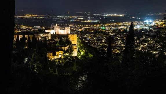 Imagen de Granada desde la Silla del Moro, donde se aprecia perfectamente la contaminación lumínica. 