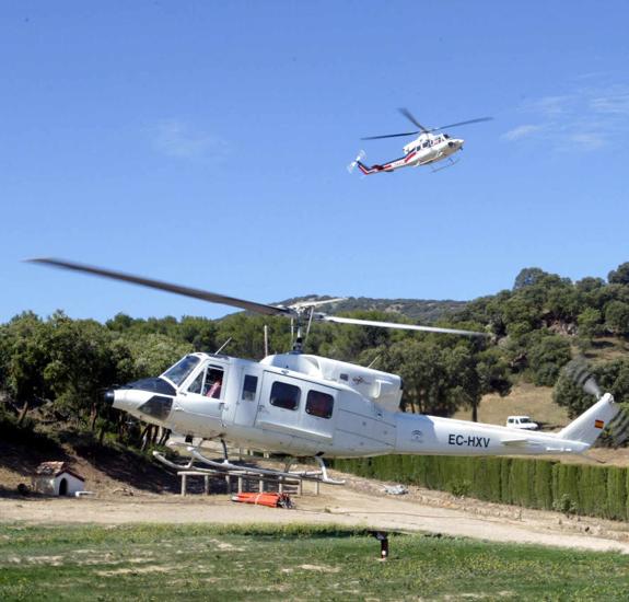 Un helicóptero de Huelma colabora en el incendio de El Castillo de las Guardas