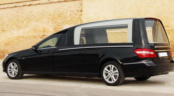 Coche fúnebre.