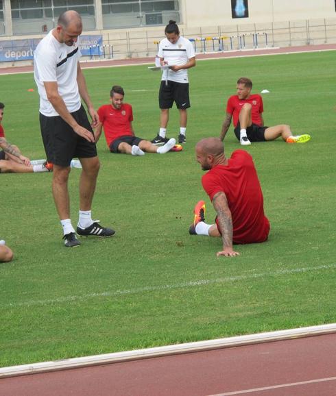 Fernando Soriano, a la izquierda, dialoga con Nano González, el último de los fichajes que ya ha entrando con la UDA. 