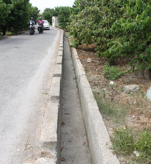 Acequia completamente seca en la Vega de Río Verde, este viernes