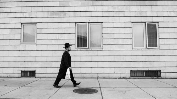 Un rabino camina por Brooklyn en junio de 2015.  