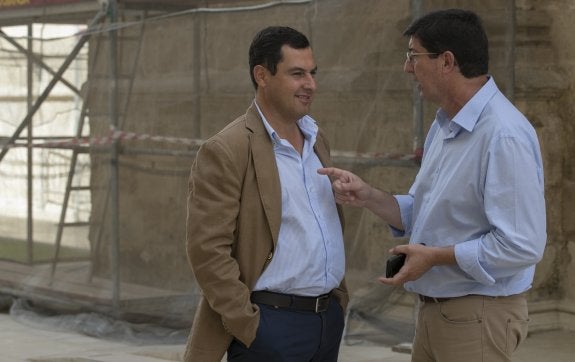 Juanma Moreno y Juan Marín, en la reunión «informal» que mantuvieron ayer en el Parlamento. 