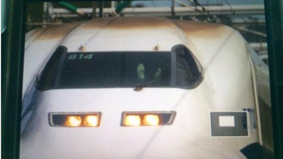 La foto de un conductor de tren bala repantingado en cabina indigna a Japón