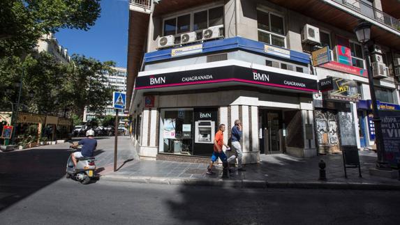 Oficina de BMN Caja Granada frente a la plaza Mariana Pineda.  