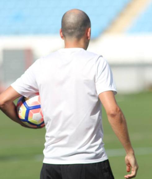 Fernando Soriano observa el entrenamiento, clave para sacar conclusiones.  