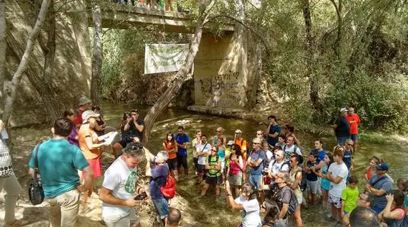 Algunos de los participantes en la concentración ‘Mójate por los Cañones’ 