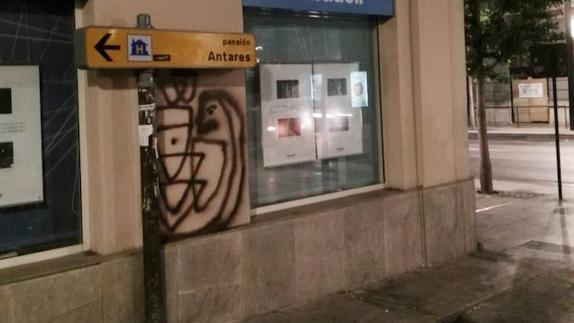 Detenido por pintar grafitis en un edificio del centro de Granada