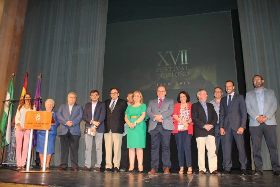 Autoridades y patrocinadores tras la conclusión de la presentación del Festival en el teatro del Darymelia.