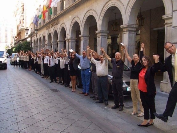 Los trabajadores del Meliá festejan la recuperación del vado.