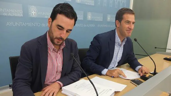 Los concejales del Ayuntamiento de Almería Carlos Sánchez (izq.) y Miguel Ángel Castellón.  
