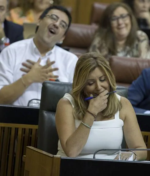 Susana Díaz, sentada en su escaño delante del portavoz socialista, Mario Jiménez, escucha a la oposición. 