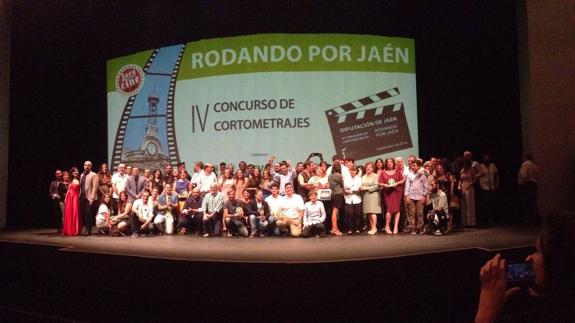 Foto de familia de los galardonados y participantes en el Concurso Rodando por Jaén 