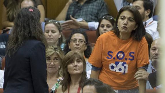 Una trabajadora del 061, en la protesta que protagonizó junto a otras compañeras el pasado jueves en la sesión de control a la presidenta, Susana Díaz. 