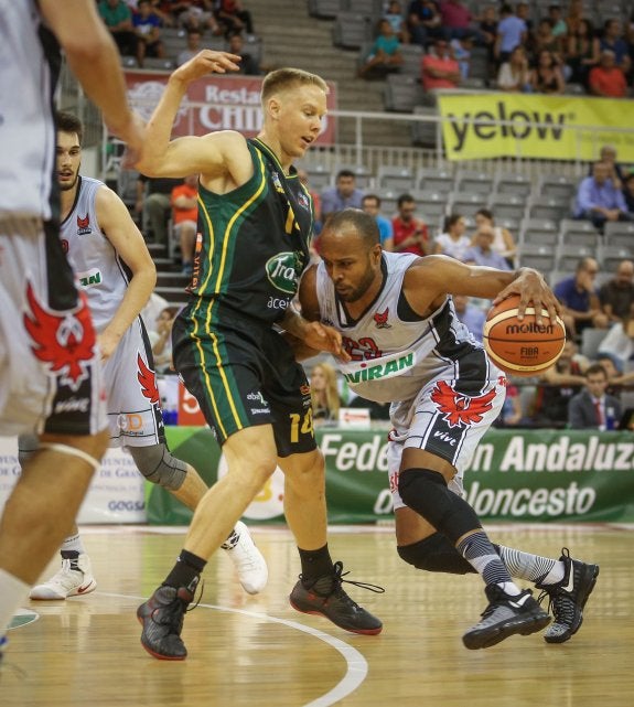 Joel Almeida bota en la final de la Copa LEB disputada ayer en el Palacio de los Deportes. 