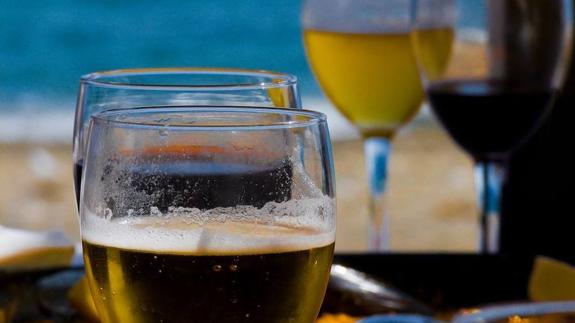 Cerveza, un refresco de cola light o una copa de vino, ¿qué engorda más?