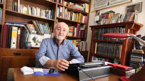 El profesor Juan Santaella, en su despacho de trabajo, rodeado de libros.