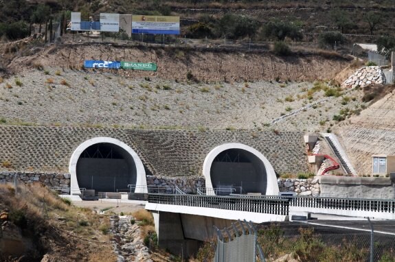 Boca sur de los túneles de Sierra Cabrera del AVE de Almería tapiados por Adif en abril de 2014.