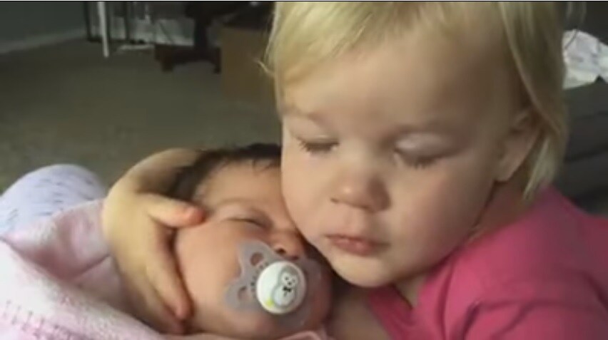 ¿Por qué todo el mundo adora este vídeo de una niña abrazando a su hermana?