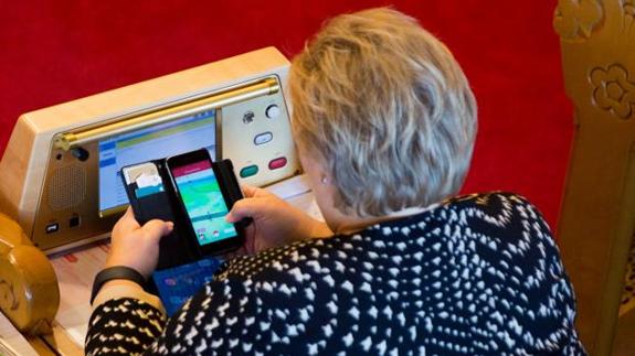 Pillan a la primera ministra de Noruega jugando a Pokémon Go en el Parlamento