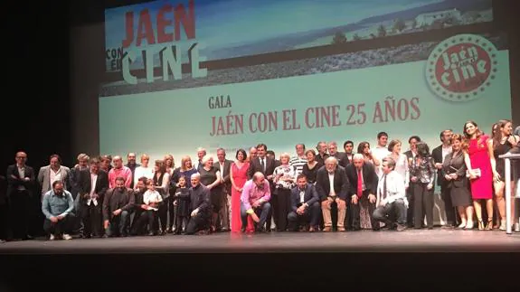 Foto de familia tras la gala celebrada anoche en el Teatro Infanta Leonor. 