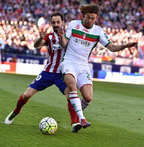 Krhin pelea con el 'atlético' Juanfran por el balón en el partido de la temporada pasada.