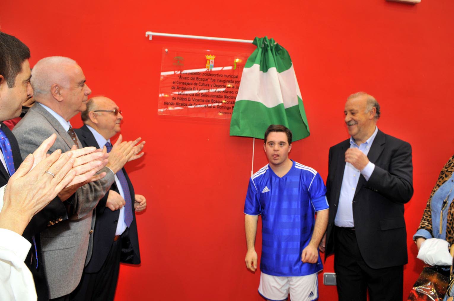 Del Bosque, junto a su hijo, en una visita anterior a Carboneros.