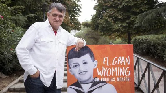 José Miguel Monzón presentó ayer su libro "El Gran Wyoming. ¡De rodillas Monzón!".