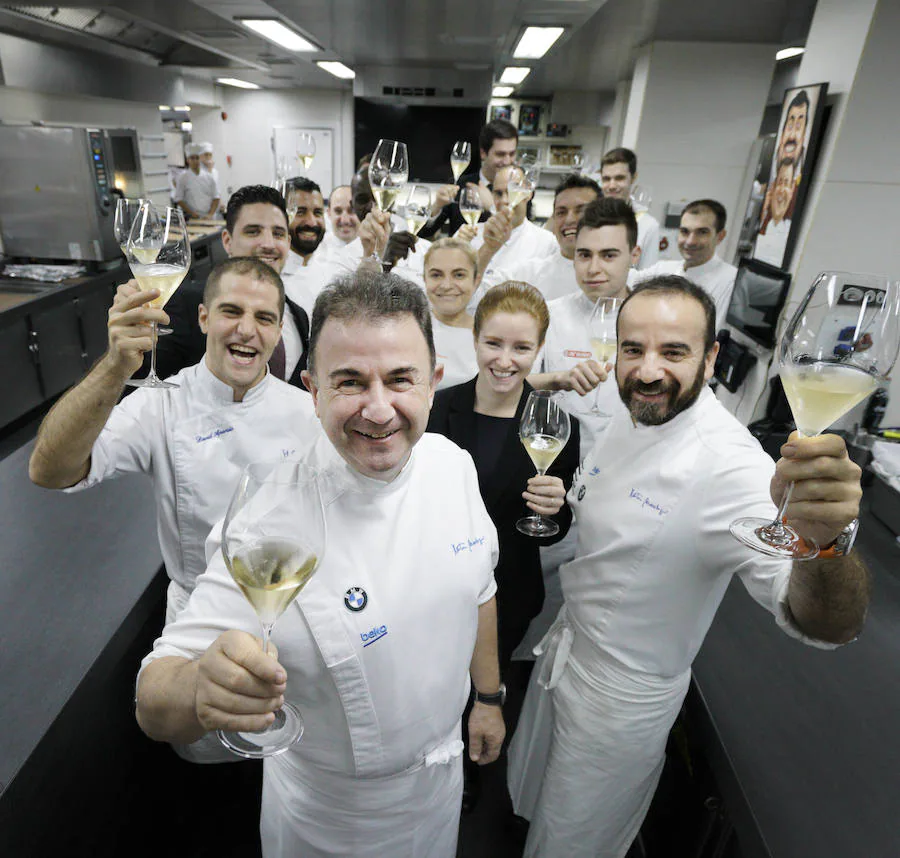 Martín Berasategui brinda junto a parte de su equipo en la cocina del restaurante de Lasarte galardonado por Trip Advisor como el mejor del mundo. 