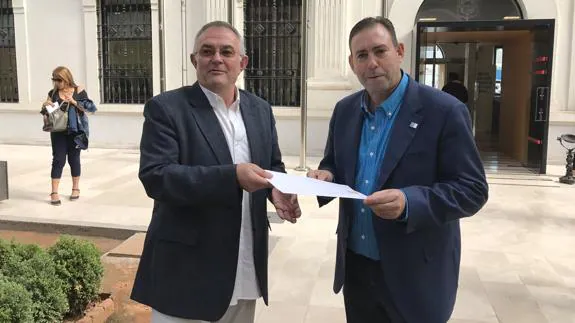 Chema Rueda entrega las firmas del PSOE de Granada para celebrar primarias