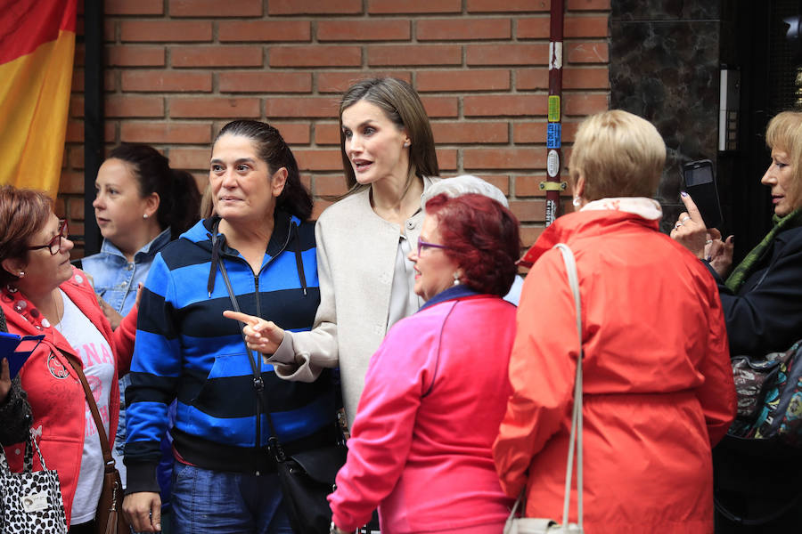 Doña Letizia es recibida por los vecinos a las puertas de la sede de la Confederación Salud Mental España, en Entrevías. 