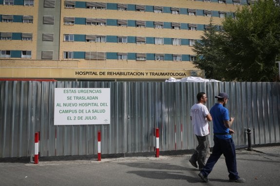 Edificio del antiguo hospital de Traumatología, que acogerá en las próximas semanas el nuevo Materno-Infantil.