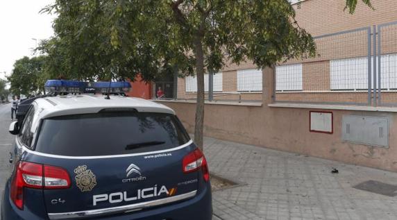 Un coche policial ante el instituto de Enseñanza Secundaria Río Andarax, donde un menor, de 14 años, presuntamente apuñaló a un compañero de 17.