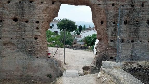 La Junta reenvía al Ayuntamiento la resolución para clausurar el aparcamiento de la muralla de la Alberzana