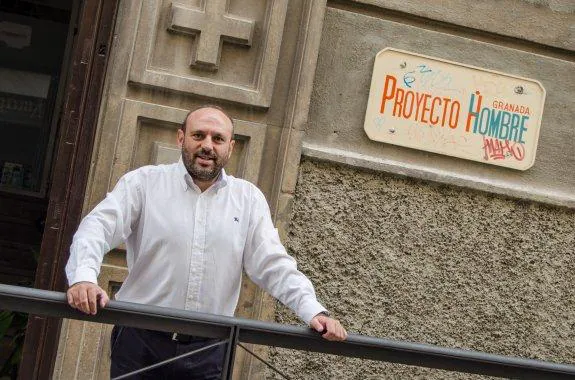 Manuel Mingorance, en la  puerta de la sede de Proyecto  Hombre de Granada, en la calle  Santa Paula. 