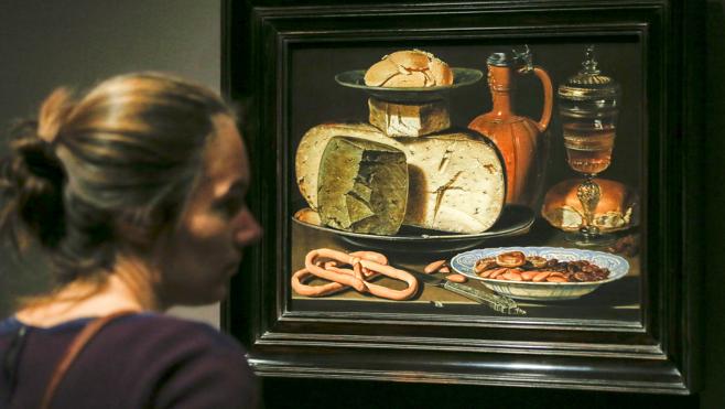 Una visitante del Prado contempla un bodegón pintado por Clara Peeters. 