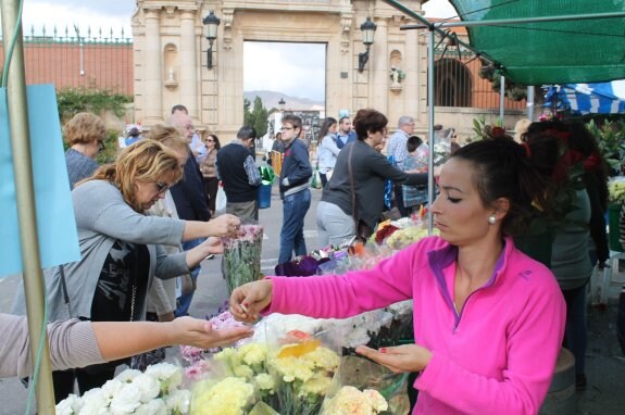 Las estimaciones municipales hablan de una afluencia a los cementerios de hasta 30.000 personas durante el Día de Todos los Santos.