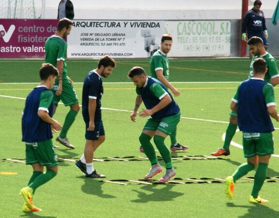 Jugadores del Mancha Real calientan antes del partido contra la Balona.