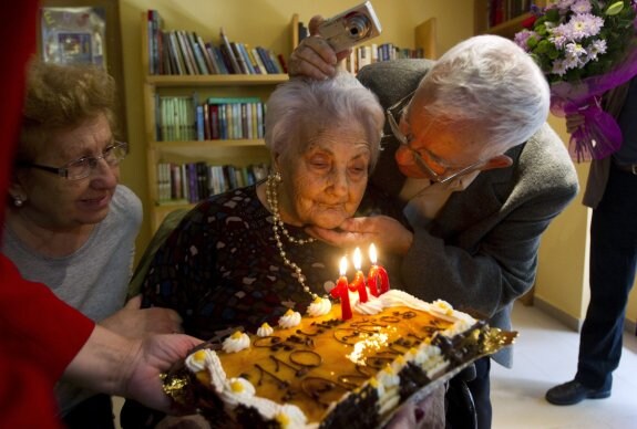 Ana Vela, el día de su 110 aniversario, en 2011, rodeada de sus hijos Ana, de 89 años, y Juan Prieto. Este falleció hace unos meses, a los 86.