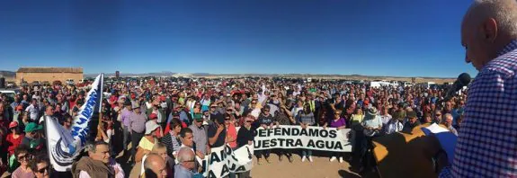 Manifestantes ayer en el paraje Pozo de Rueda, lugar donde se vienen cultivando lechugas.